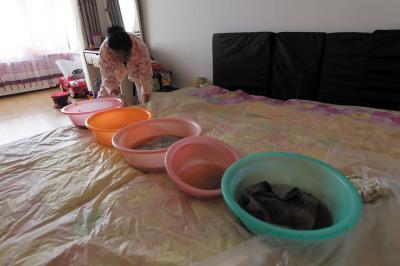 南京楼上漏水，住户失联，小区没物管，业主维权难！律师来支招……
